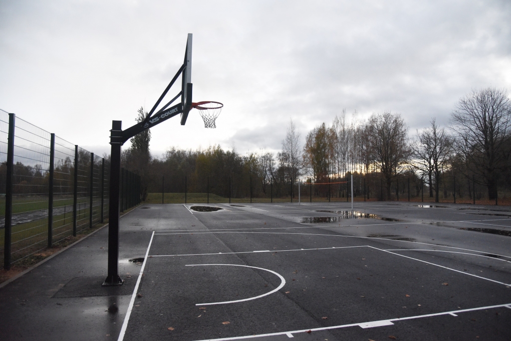 Misas vidusskolas sporta laukumā atjaunots basketbola un volejbola laukums.
Autors: Uldis Varnevičs