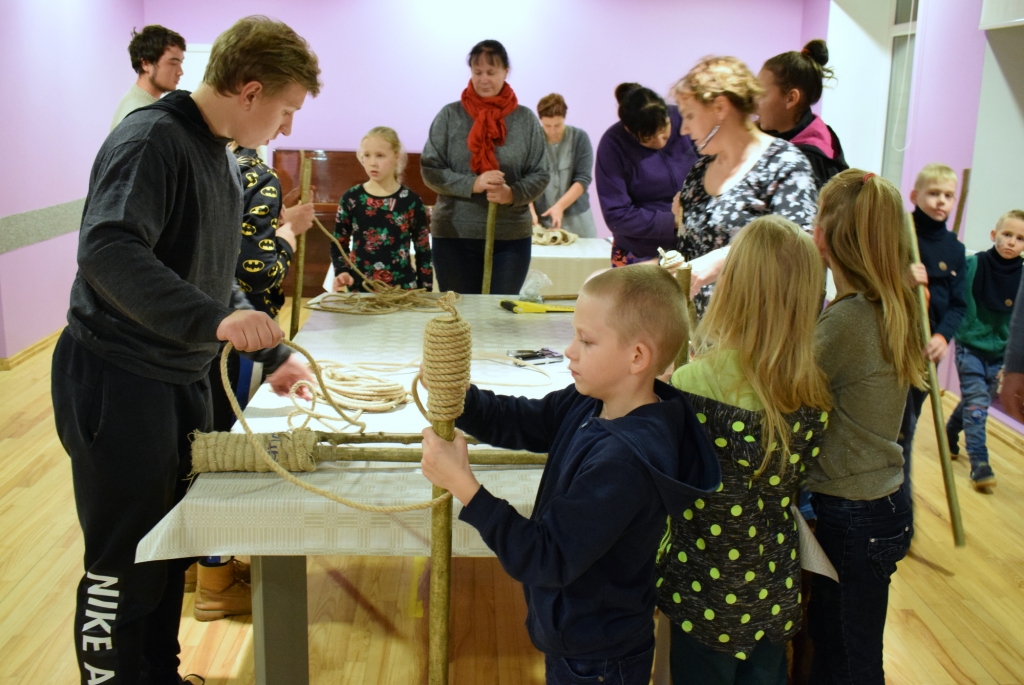 Jaunieši ierādīja mazākajiem, kā veidojams virves tinums.
Autors: Žanna Zālīte