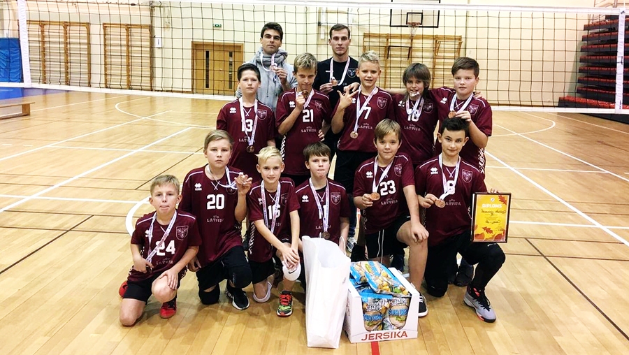 Rinalda Zariņa (pēdējā rindā no kreisās) un Rolanda Plēsnieka vadītā Vecumnieku novada domes sporta skolas U13 zēnu volejbola vienība izcīnīja trešo vietu Latvijā.
Autors: no R. Zariņa albuma