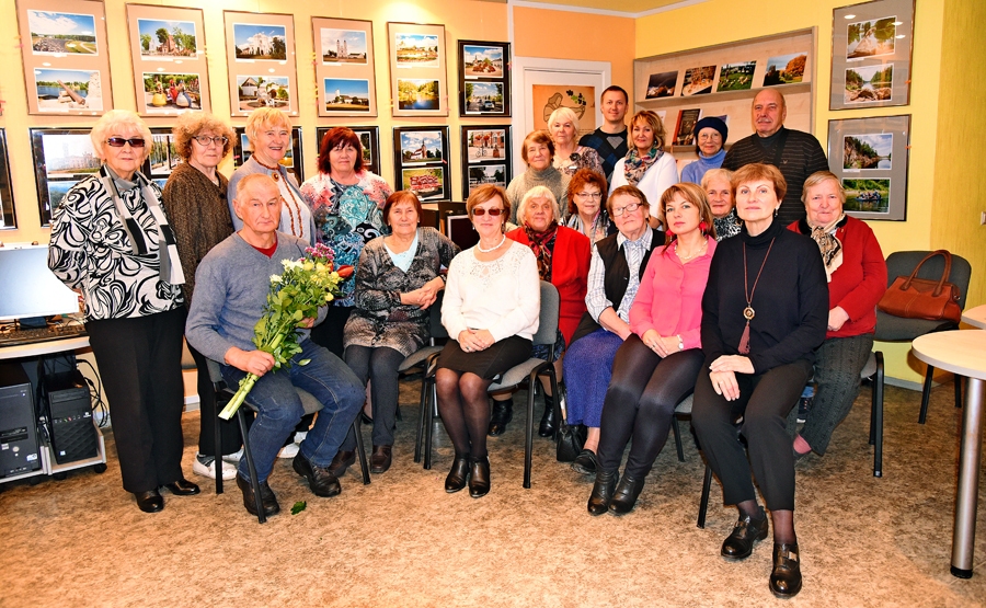 Izstādes atklāšanā. Ivars Prīsis kopā ar izstādes apmeklētājiem.
Autors: Uldis Varnevičs