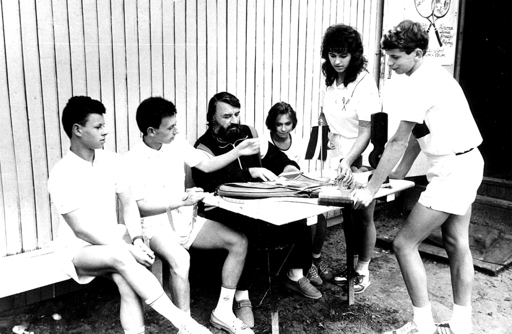 Bauskā 1990. gadā «STIGA». Jaunie tenisisti no kreisās – Artūrs un Jānis Klabji, treneris Jānis Klabis, Ieva Klabe, Anta Podžus (tagadējo tenisistu brāļu Podžu mamma) un Harijs Celms.
Autors: no albuma