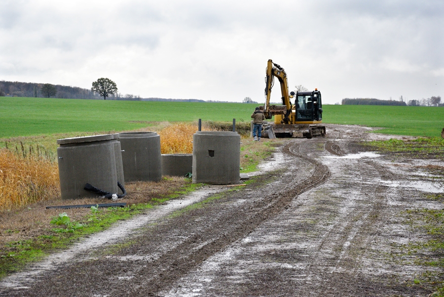 Akās iebūvēti meniķi ūdens līmeņa regulēšanai atbilstīgi Vides aizsardzības pārvaldes prasībām. Ar šīm iekārtām var aizturēt arī virszemes ūdeņu ieplūšanu Lielupes baseinā tūlīt pēc miglošanas.
Autors: Ivars Bogdanovs