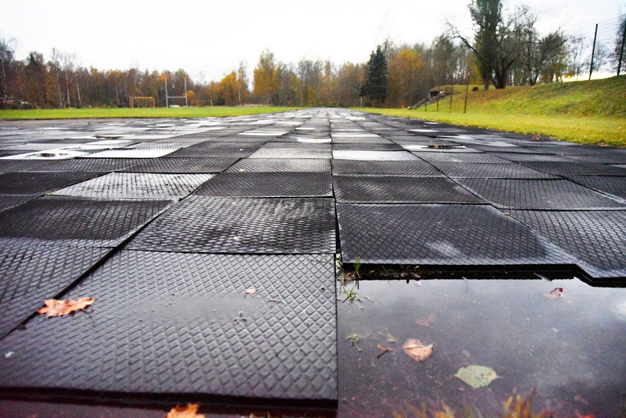 Skrejceļu Misas vidusskolas stadionā vēl aizvien klāj vecas gumijas plāksnes.
Autors: Uldis Varnevičs