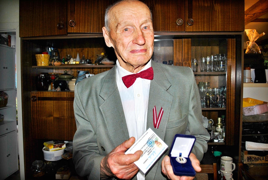 Antons Sparāns ir pirmais, kas saņem apliecību un piemiņas zīmi, kuru izsniedz Pilsonības un migrācijas lietu pārvaldes Bauskas nodaļa.
Autors: Māris Krūmiņš