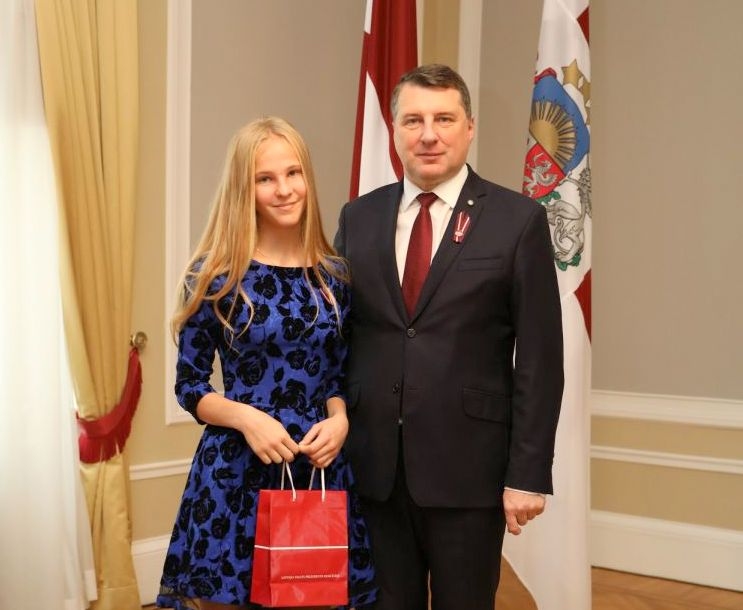 Anna Sibilla Pumpure, konkursa uzvarētāja, kopā ar Valsts prezidentu Raimondu Vējoni.
Autors: no albuma.