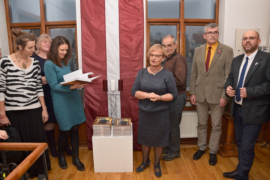 Vēsturnieki Aigars Urtāns (no labās) un Raitis Ābelnieks izveidojuši grāmatu «Bauska – pilsēta, kur satiekas».
Autors: Ivars Bogdanovs