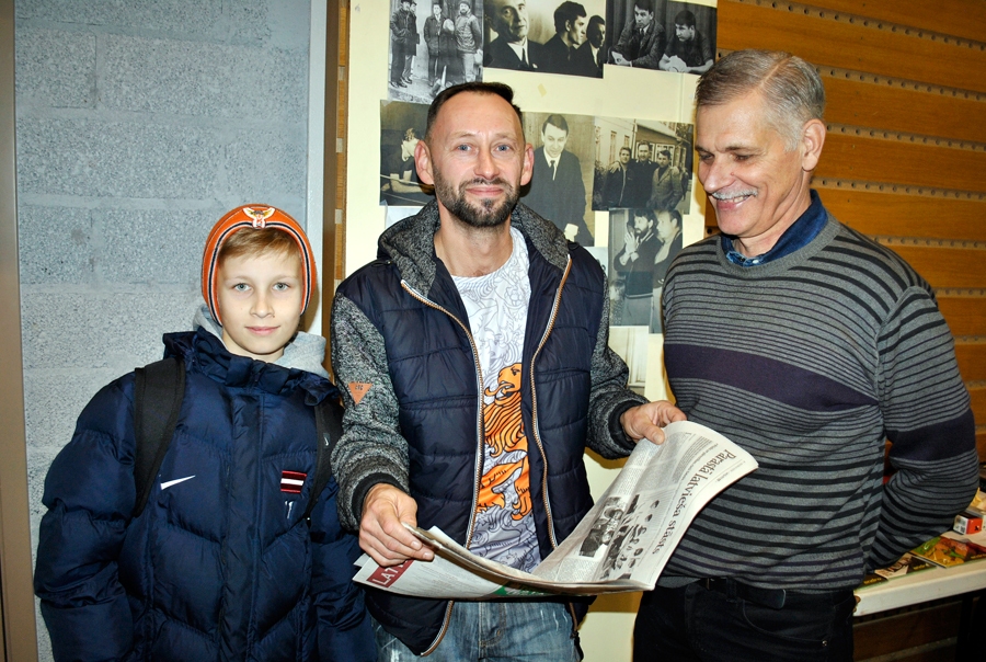 Jānis Klabis juniors (vidū) un seniora mazdēls Viktors kopā ar iecavnieku Roaldu Cildermani (no labās) pārlūko seniora atmiņu vēstījumu.
Autors: Juris Iļņickis