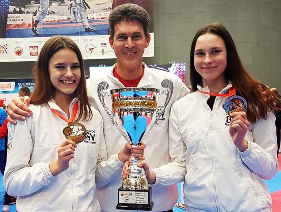 Prieks par medaļām. Inese Tarvida (no kreisās), treneris Markuss Kolefels un Jolanta Tarvida priecājas par medaļām un kopvērtējumā izcīnīto kausu par otro vietu.
Autors: no «TCC Friedrichshafen» albuma