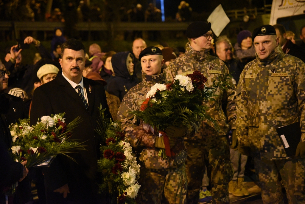 Arnolds Jātnieks (no kreisās) un Elmārs Popakuls pie Brīvības pieminekļa nolika vainagus. 
Brīvības pieminekli Bauskā ieskāva ziedi un svecītes.
Autors: Uldis Varnevičs