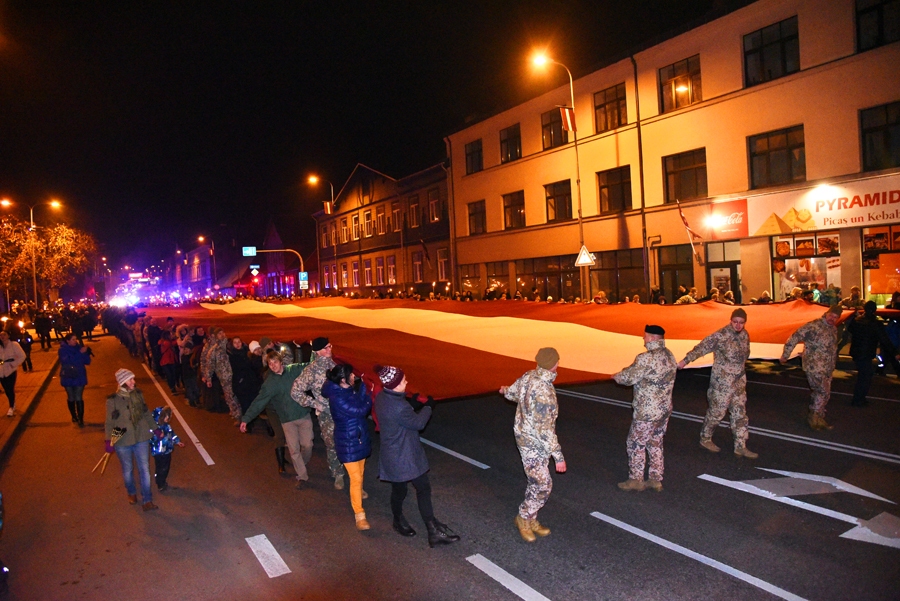 Bauskā, Kalna ielā, Lāčplēša dienā izritināja lielāko Latvijas karogu.
Autors: Uldis Varnevičs