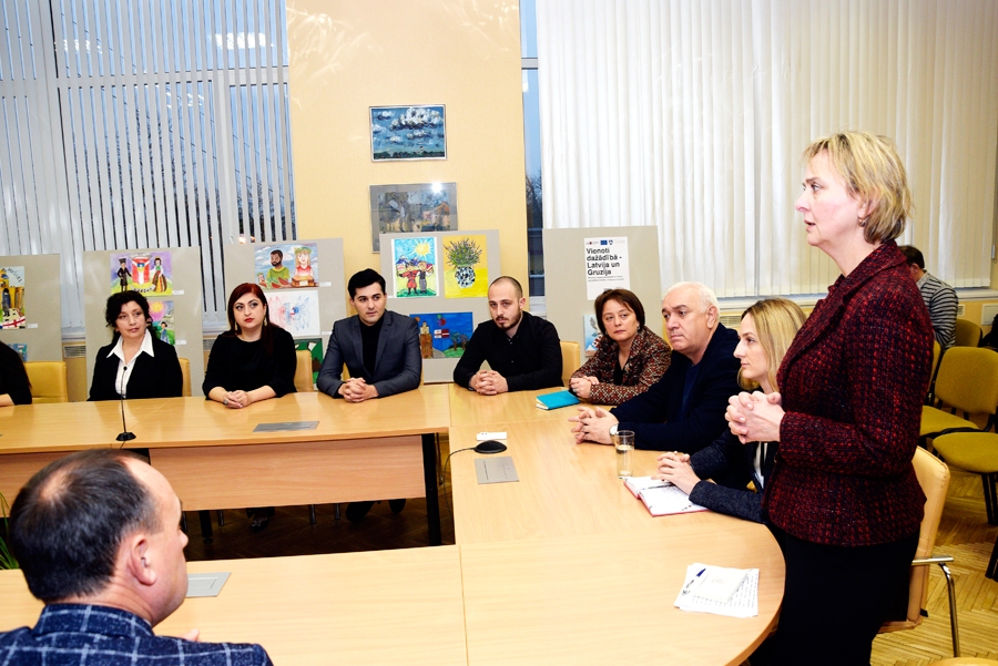 Inga Paliani-Dītriha (no labās), Gruzijas vēstniecības pārstāve, tikšanās laikā Bauskas novada domē uzrunā baušķeniekus un viesus no Gruzijas un Moldovas.
Autors: Ivars Bogdanovs