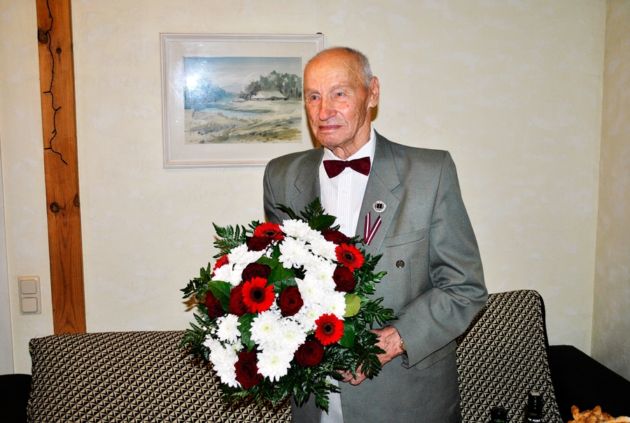 Antons Sparāns ir pirmais, kurš svinīgi saņēmis apliecību un piemiņas zīmi, kuru izsniedz Pilsonības un migrācijas lietu pārvaldes Bauskas nodaļa.
Autors: Māris Krūmiņš