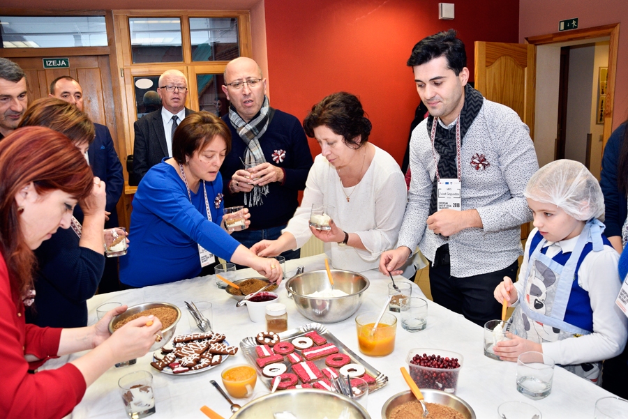 Sorokas un Hašuri delegāciju pārstāvji paši sev gatavo rupjmaizes kārtojumu.
Autors: Ivars Bogdanovs