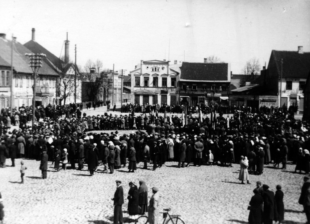 Bauska. Pilsētas iedzīvotāji ar karogiem tirgus laukumā (tag. Rātslaukumā). 20. gadsimta 30. gadi.
Autors: no Bauskas muzeja krājumiem