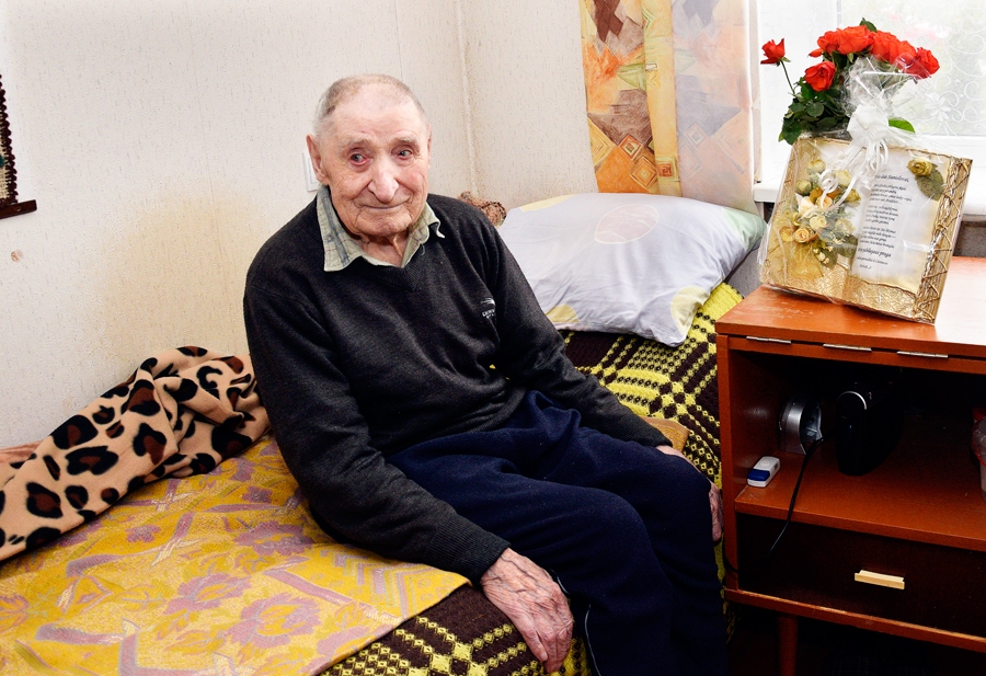 Sveicam! Bauskas apkaimes četros novados dzīvo tikai divi kungi, kas pārsnieguši «simtnieku», – 102 gadus vecais Rūdolfs Žamaitis Brunavā un arī 102 gadus vecais Staņislavs Rakovskis (attēlā) Ceraukstes pagastā. «Bauskas Dzīve» par viņiem jau iepriekš rakstījusi. Šajā nedēļas nogalē mūspuses sīkstajiem Latvijas līdzaudžiem sūtām vissirsnīgākos sveicienus un labas veselības vēlējumus.
Autors: no «Bauskas Dzīves» arhīva