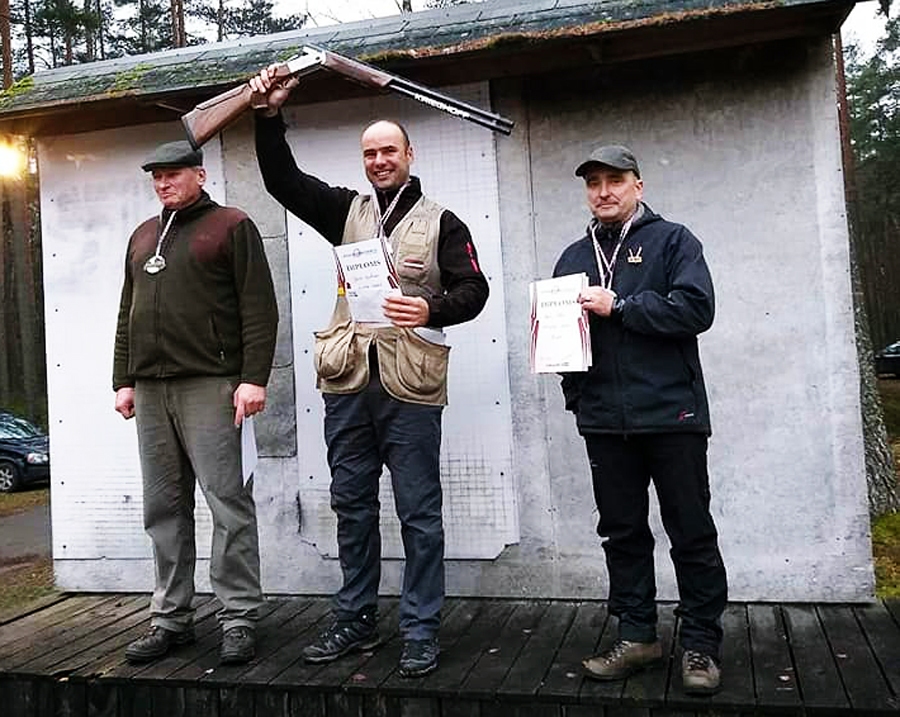 Dainis Upelnieks (vidū) priecājas par panākumu Latvijas simtgadei veltītās sacīkstēs.
Autors: no D. Upelnieka albuma