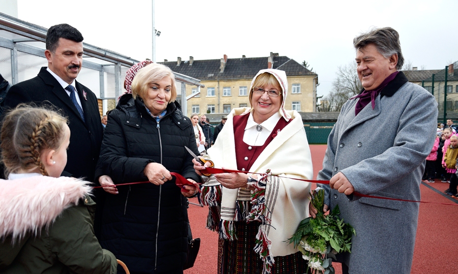 Lentes griešanas brīdī. Bauskas novada domes priekšsēdētājs Arnolds Jātnieks (no kreisās), Bērnu un jaunatnes sporta skolas direktore Biruta Grantiņa, 2.vidusskolas direktore Vera Grigorjeva un Bauskas pamatskolas direktors Jānis Rumba.
Autors: Ivars Bogdanovs