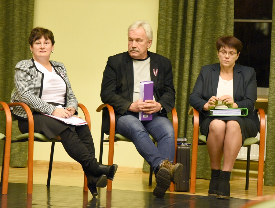 Vija Ieleja (no kreisās), Juris Krievs un Indra Latviete darbojās komisijā, kas secināja, ka Dzimtmisas pamatskola būs jāslēdz.
Autors: Uldis Varnevičs