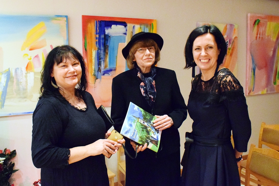 Rundālietes Lilita Lauskiniece (no kreisās) un Īra Rozentāle Vecumniekos kopā ar Andu Sproģi.
Autors: Žanna Zālīte