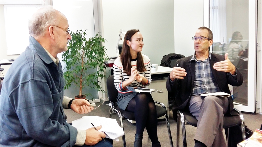 Eds Kemiks (no labās) kopā ar kolēģiem «Zemgales Ziņu» redakcijā.
Autors: Santa Logina