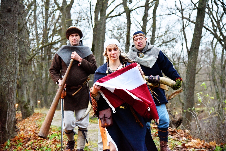 Rīts Mežotnes pilskalnā. Māris Braže (no kreisās) un Anatolijs Kazačenko pavada Elīnu Kūlu-Braži ar Latvijas karogu svinīgajā pasākumā Mežotnes pilskalnā.
Autors: Uldis Varnevičs