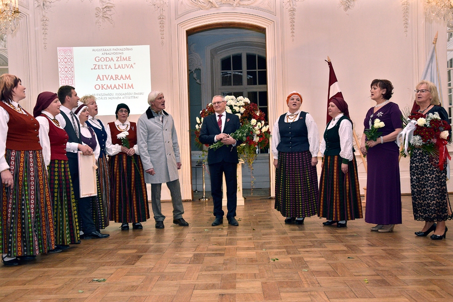 Folkloras kopa «Svitene» sveic Rundāles novada domes priekšsēdētāju Aivaru Okmani ar godazīmes «Zelta lauva» saņemšanu.
Autors: Ivars Bogdanovs
