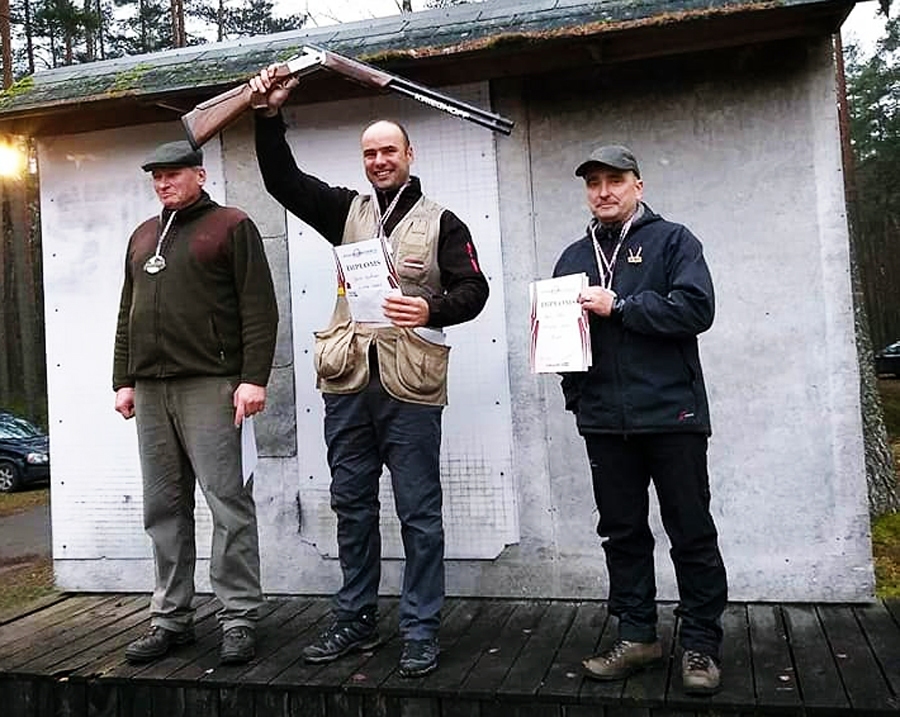 Dainis Upelnieks (vidū) priecājas par panākumu Latvijas simtgadei veltītās sacīkstēs.
Autors: No albuma.