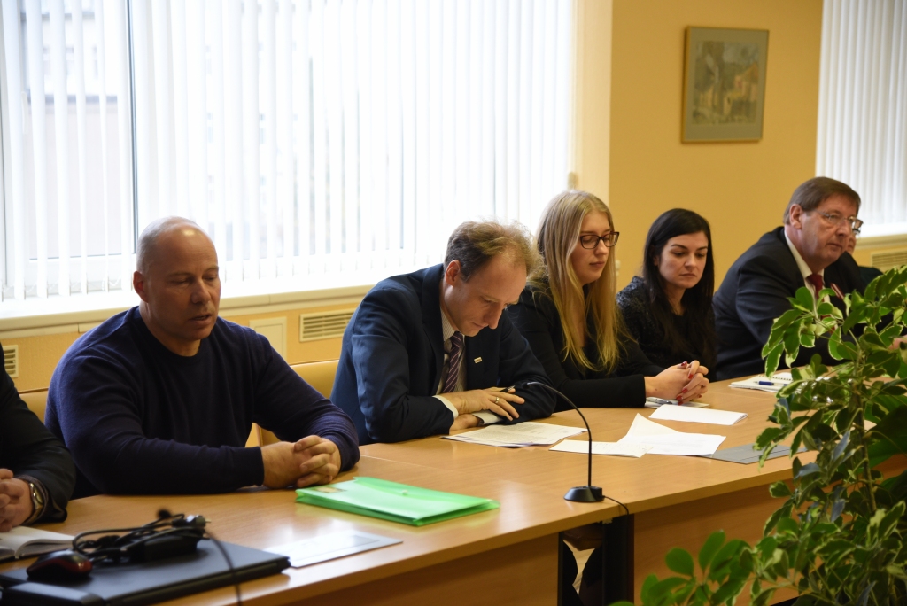 Ivars Blažēvics (no kreisās) kopā ar Konkurences padomes pārstāvjiem vēlējās panākt, lai SIA «Zemgales mutes veselības centrs» nesniedz maksas pakalpojumus pieaugušajiem.
Autors: Uldis Varnevičs