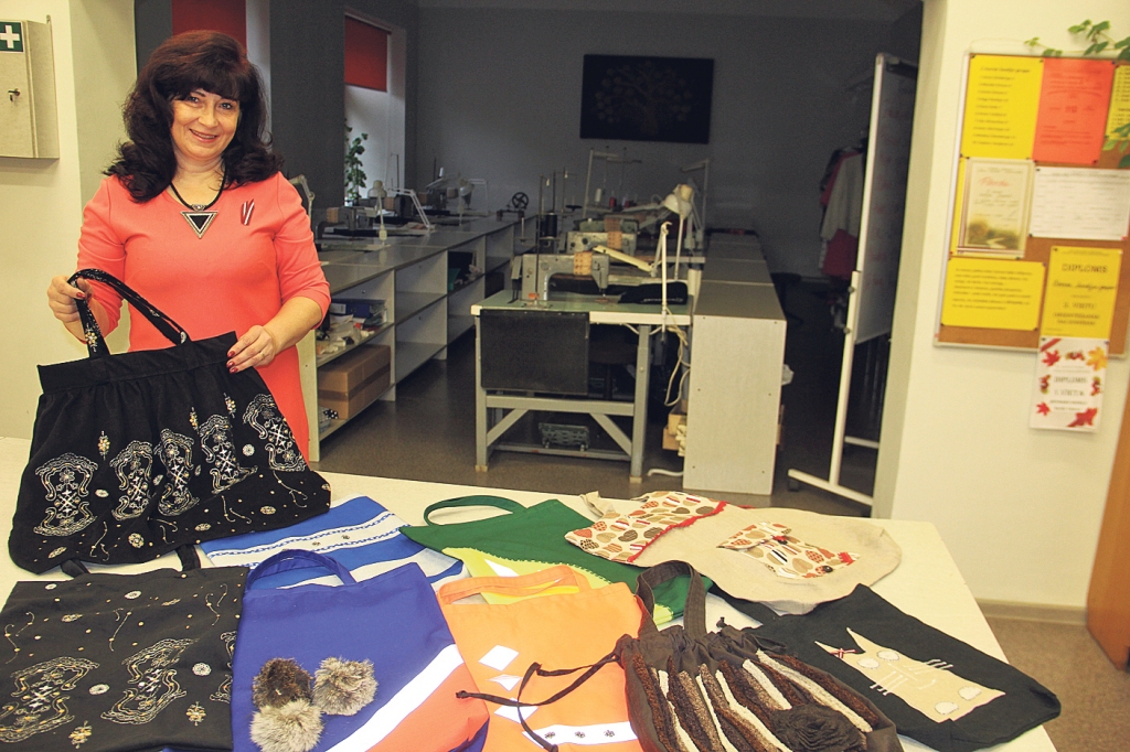 «Paša šūts un kārtīgi nostrādāts maisiņš kalpos ilgi. Jāuzsver – visi šie tapuši no audumu atgriezumu gabaliem,» saka šuvēja Daiga Ūdre.
Autors: Līga Vīksna