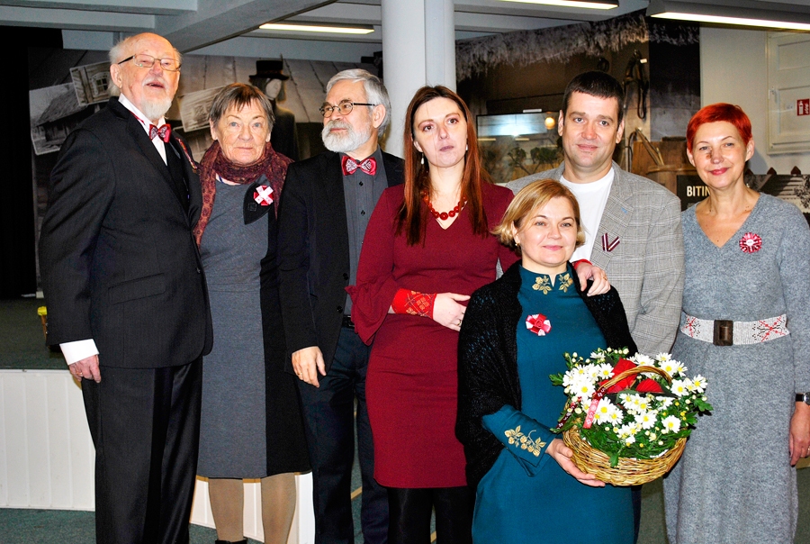 Kopā ar novadniekiem. No kreisās – Knuts Skujenieks ar kundzi Intu, Vlads Brazjūns, Indra Brūvere, Rasa Lalaite, Jānis Sils un Sarmīte Ķīse.
Autors: Ruta Keiša