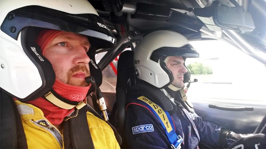 «Rally Talsi 2018» pārbrauciena laikā Dāvis Arājs (no kreisās) kopā ar kolēģi Normundu Otomeru.
Autors: no D. Arāja albuma