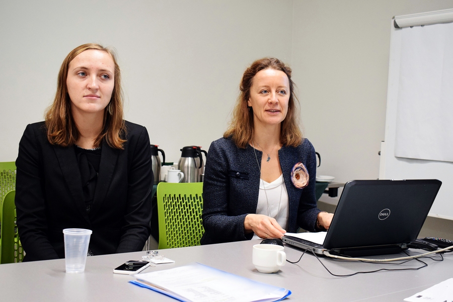 Konsultantes Maira Belova (no kreisās) un Inese Kušķe.
Autors: Žanna Zālīte