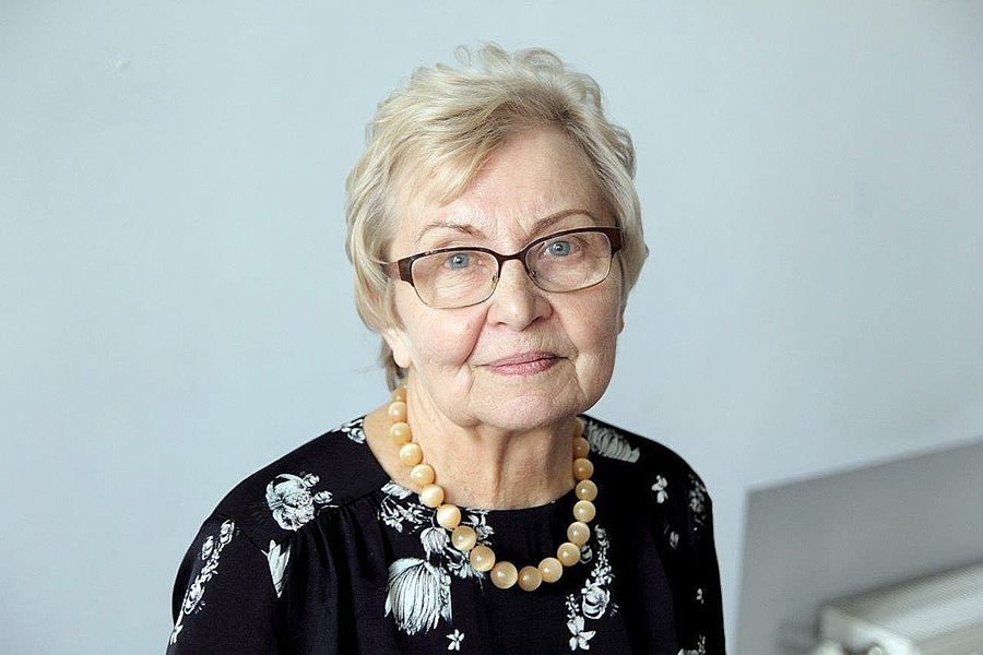 Dr.phil. Skaidrītei Lasmanei, Latvijas Universitātes (LU) emeritētajai profesorei un LU Sociālo zinātņu fakultātes Sociālo un politisko pētījumu institūta vadošajai pētniecei, tieši pirms gada piešķirts Triju Zvaigžņu IV šķiras ordenis, un profesore iecelta par ordeņa virsnieci.
Autors: Toms Grīnbergs, LU