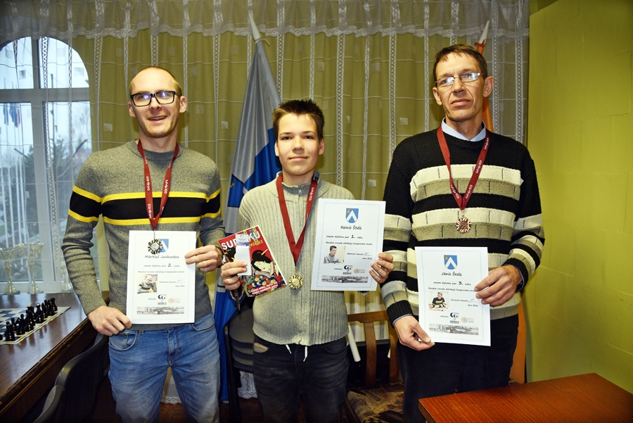 Dambretisti Mārtiņš Junkurēns (no kreisās), Reinis Štāls un Jānis Štāls – Bauskas novada atklātā čempionāta medaļu ieguvēji.
Autors: Uldis Varnevičs