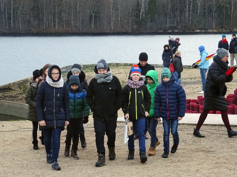 Bauskas sākumskolas 6.b klase Likteņdārzā pēc balvas saņemšanas par 2. vietu Latvijā konkursā «Novada lielākā svece».
Autors: no albuma