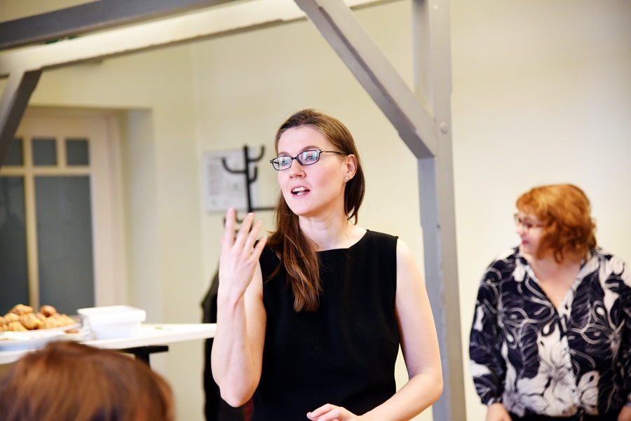 Kristīne Ļeontjeva, vēstnieku projekta vadītāja, iepazīstināja sanākušos ar dažādām metodēm, kā  rast jaunas sociālās uzņēmējdarbības idejas un problēmu risinājumus.
Autors: Uldis Varnevičs