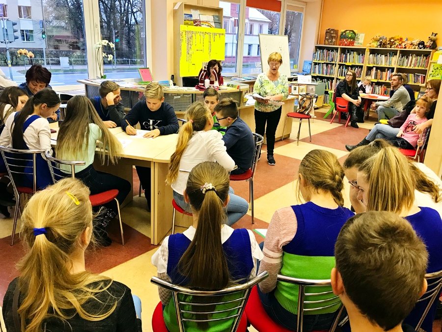 Gina Viegliņa-Valliete (centrā), Vecumnieku novada literāte, Bauskas bērnu bibliotēkā vada Lasīšanas maratona «100 grāmatas Latvijai» noslēguma pēcpusdienu.
Autors: Kristīne Čakāne