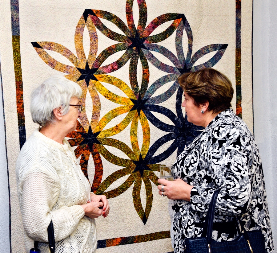 Ināra Dalbiņa (no labās) pie sava darba «Mantojums».
Autors: Ivars Bogdanovs