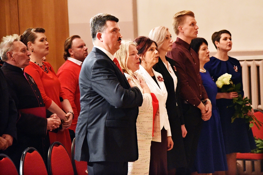 Ieva Šomina (no labās), Bauskas novada sabiedrisko attiecību nodaļas vadītāja, uzsver, ka nodaļas speciālisti daudz darba iegulda arī pasākumu organizēšanā ārpus darba laika, bet pēc tam pelnītu atpūtu atvēlēt nevar. «Vajadzētu iedot pēc pasākumiem brīvu dienu, bet darbinieku resursu ir par maz,» skaidro I. Šomina. Foto
Autors: no «Bauskas Dzīves» arhīva