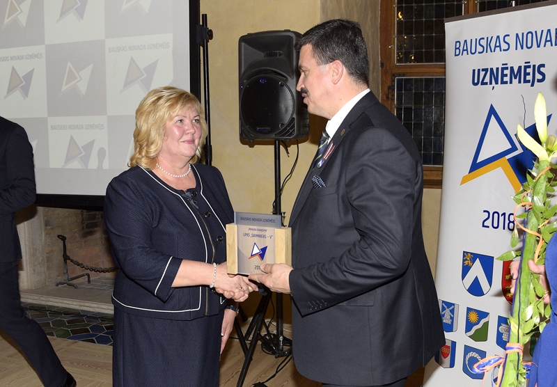 Nominācijā «Gada izaugsme» par uzvarētāju atzīta lauksaimniecības pakalpojumu kooperatīvā sabiedrība «SAIMNIEKS-V» un sveikta tās vadītāja Mārīte Ķikure.
Autors: Ivars Bogdanovs