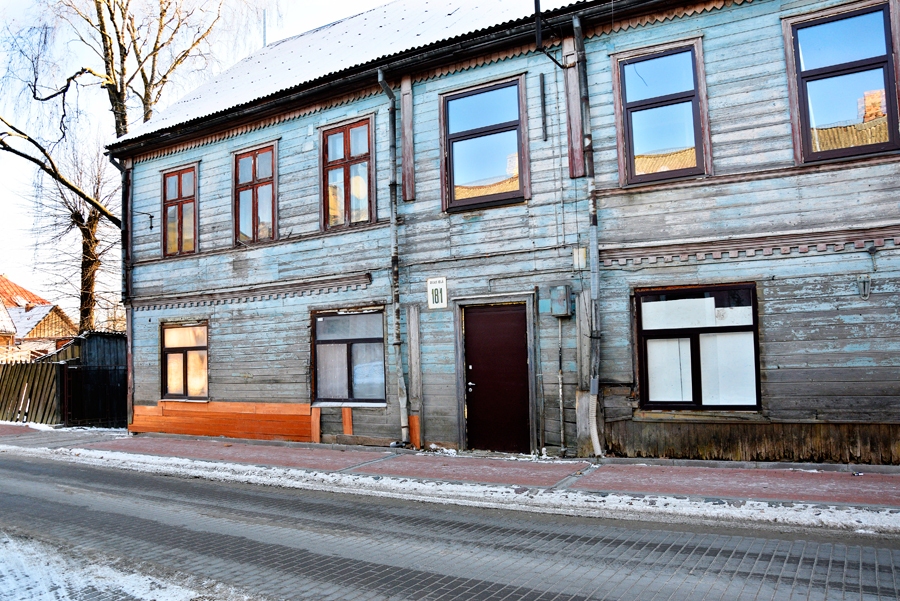 19. gadsimta ēka Rīgas ielā 18 pēkšņi palikusi bez vairāk nekā simts gadus vecām, oriģinālām durvīm. Jebkurš vēsturisko namu rekonstruētājs nespētu bez sāpēm noraudzīties uz šī nama remonta procesu.
Autors: Ivars Bogdanovs