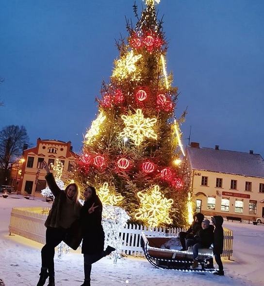 Pilsētas centrālās egles iedegšanas svinības 15. decembrī norisināsies kopā ar Bauskas novada folkloras kopām «Laukam pāri», «Dreņģeri», «Trejupe» un Kašera Sapņu fabriku.
Autors: No albuma.