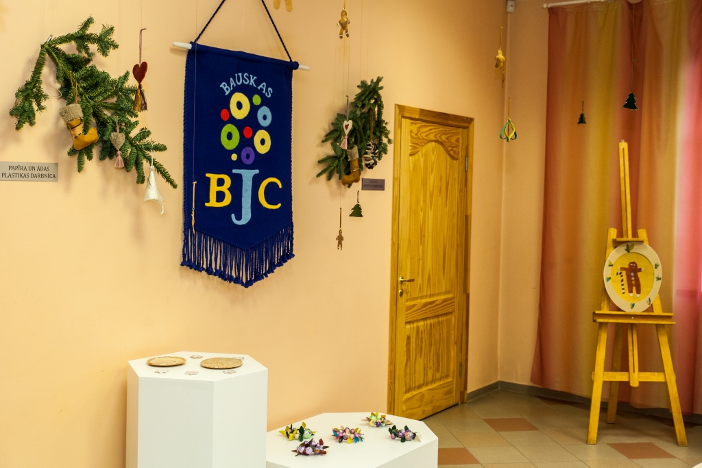 BJC Sarkanajā mājā ir atvērta amatniecības pulciņu audzēkņu darbu izstāde «Adventes vainagi».
Autors: Ģirts Donerblics