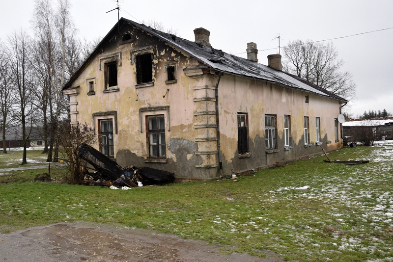 Kopējā degšanas platība bija 120 m2. Ugunsgrēka dzēšanā piedalījās Bauskas, Iecavas, Elejas un Jelgavas ugunsdzēsēji-glābēji – piecas autocisternas, vienas autokāpnes, strādāja 16 ugunsdzēsēji-glābēji. Darbi tika pabeigti plkst. 10.48 no rīta.
Autors: Ivars Bogdanovs