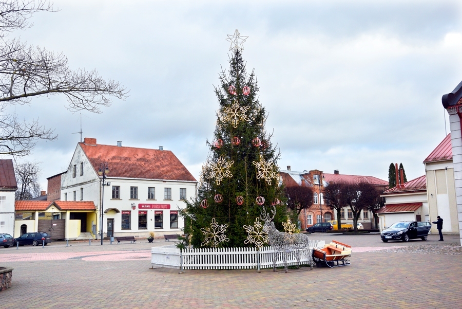 Pilsētas centrālās egles iedegšanas svinības 15. decembrī norisināsies kopā ar Bauskas novada folkloras kopām «Laukam pāri», «Dreņģeri», «Trejupe» un Kašera sapņu fabriku.  Ziemassvētku vecītis nebūs, tomēr tiek solīts jautrs uzvedums ar trim atraktīvām eglītēm, kuras vēlas kļūt par pilsētas galveno egli.
Autors: Ivars Bogdanovs