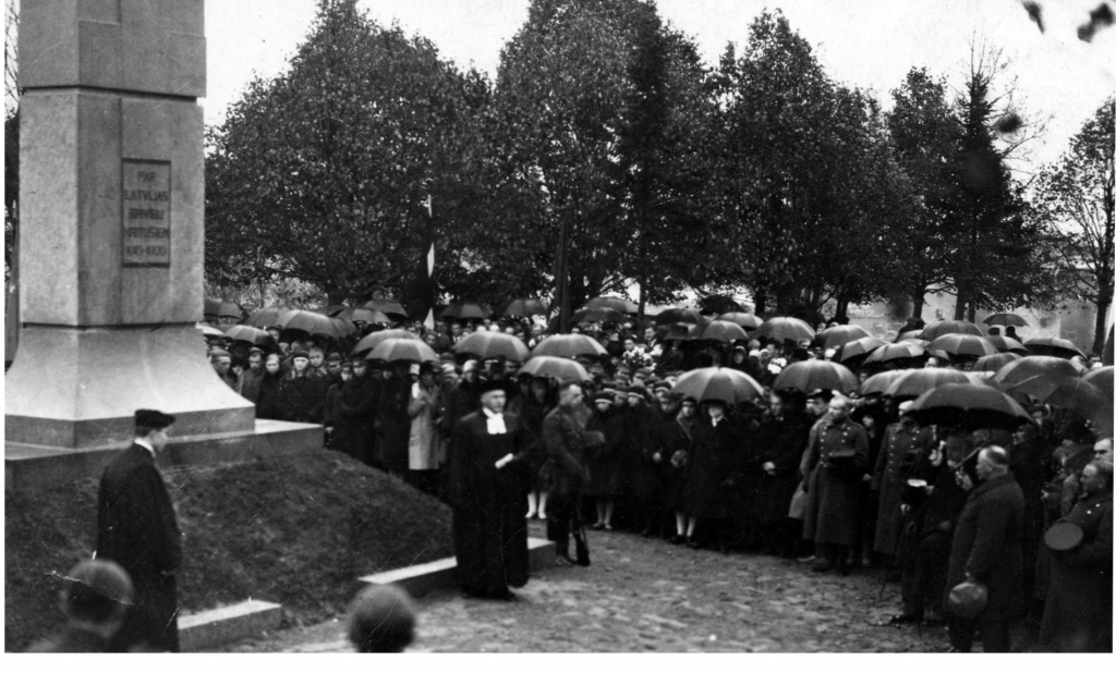 Bauska. Brīvības pieminekļa atklāšana 1929. gada 20. oktobrī. Pieminekļa pakājē stāv mācītājs Gustavs Turss.
Autors: No Bauskas muzeja krājuma.