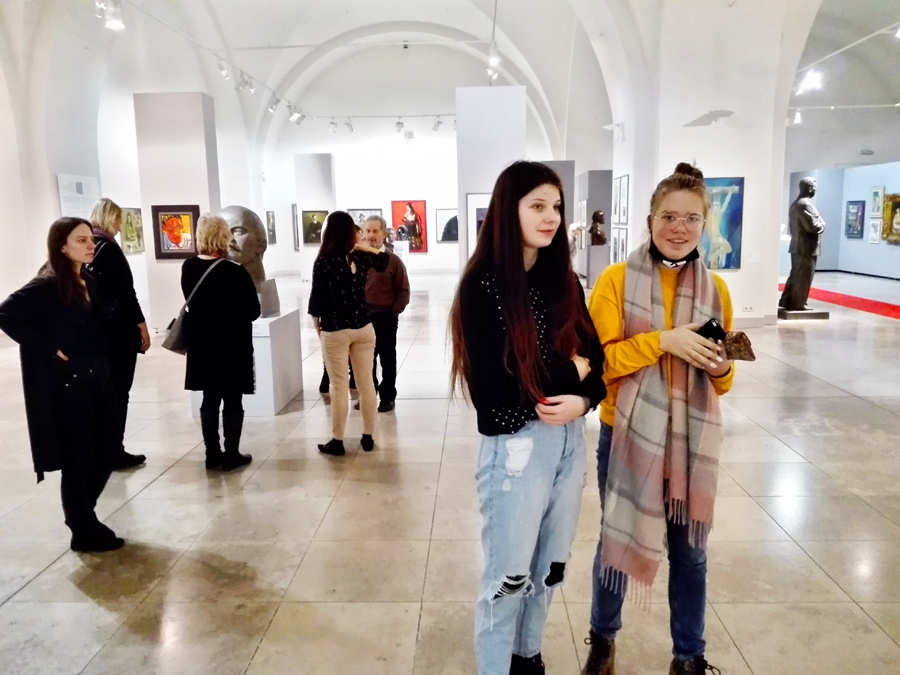 Studijas «Meistars Gothards» dalībnieki portretu izstādē. Priekšplānā – Dita Dārzniece (no labās) un Linda Rūta Šteinberga.
Autors: no studijas «Meistars Gothards» albuma