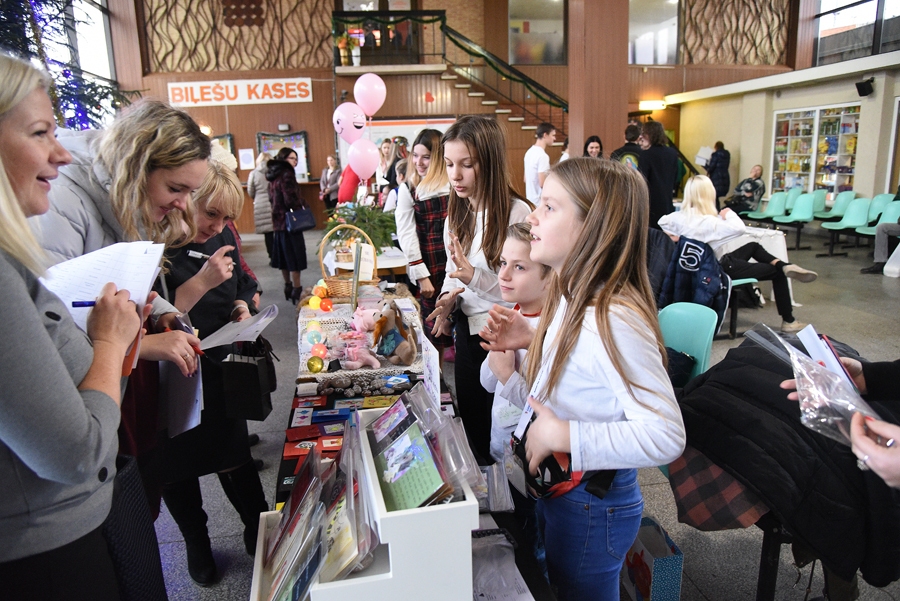Žūrija novērtē Bauskas sākumskolas uzņēmumu «TAK», kas tirgo apsveikumu kartītes.
Autors: Uldis Varnevičs