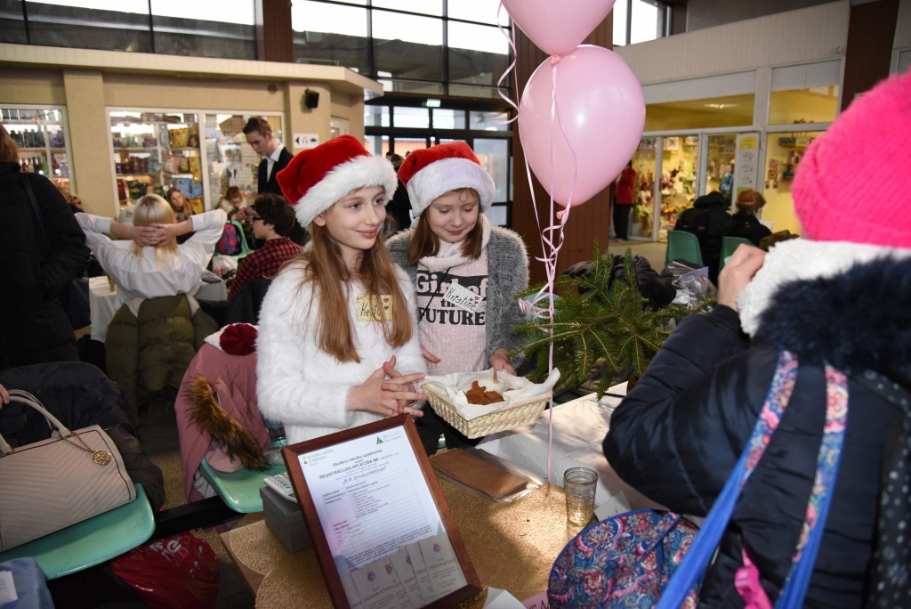 «K-K smukumlietiņas» pārstāves Keita Buķele (no kreisās) un Kristīne Liepiņa atkal palikušas bez savām precēm, tikai ar cienastu pircējiem.
Autors: Uldis Varnevičs