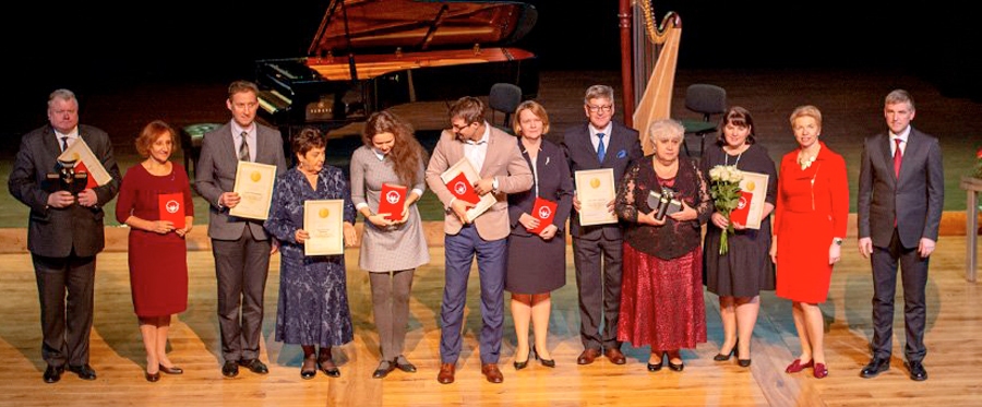 Bauskas Valsts ģimnāzijas direktora vietniece Maruta Lagzdiņa (otrā no kreisās) un direktors Raimonds Žabovs (trešais no kreisās) saņēmuši balvu par skolas trešo vietu pilsētu ģimnāziju grupā.
Autors: no «Draudzīgā aicinājuma» fonda arhīva